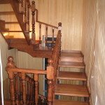 Маршевая деревянная лестница на косоурах